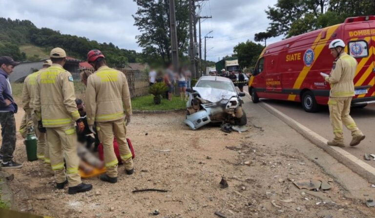 Acidente em Colombo deixa feridos graves; helicóptero foi usado