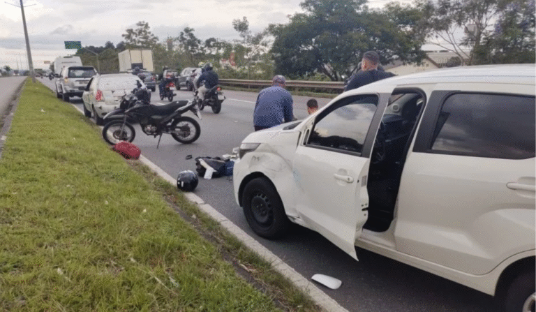 Motociclista gravemente ferido em acidente com três veículos