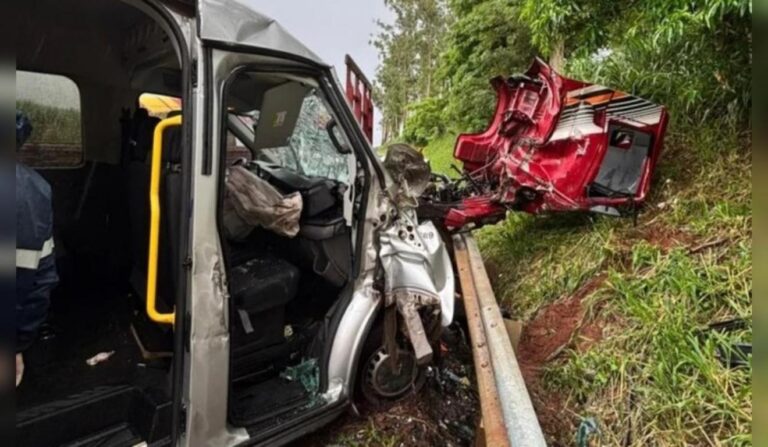 Acidente na PR-082: colisão entre caminhão e ambulância deixa mortos