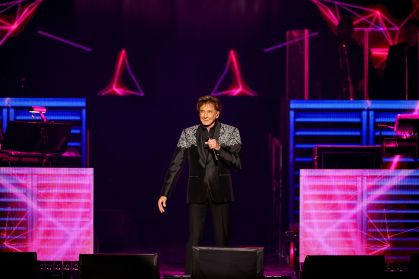 Barry Manilow revela diagnóstico de câncer de pulmão em 2025