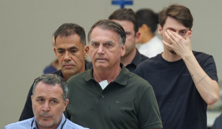 Suspensão dos benefícios vitalícios de Bolsonaro durante prisão