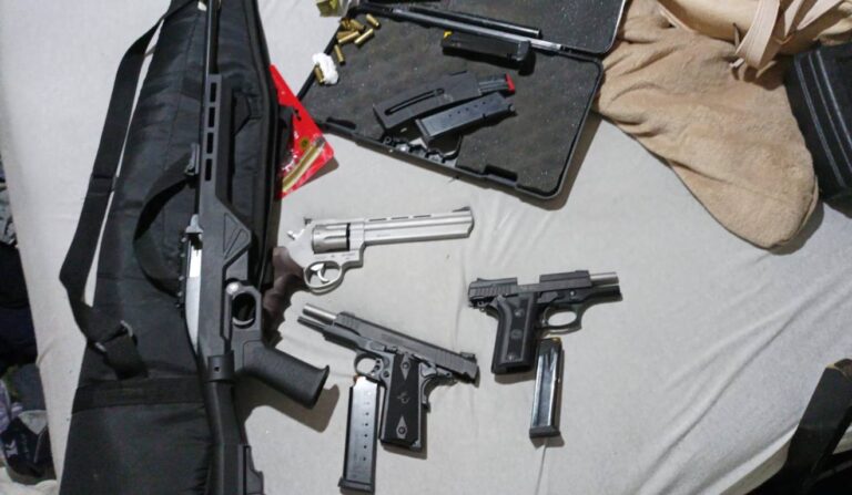 Briga entre vizinhos em Curitiba termina com prisão e armas