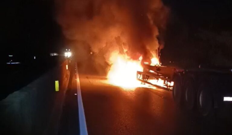 Caminhão em chamas causa congestionamento de 5 km na BR-277