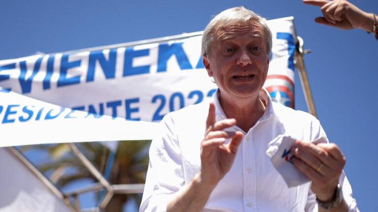 José Antonio Kast assume com promessas de inclusão