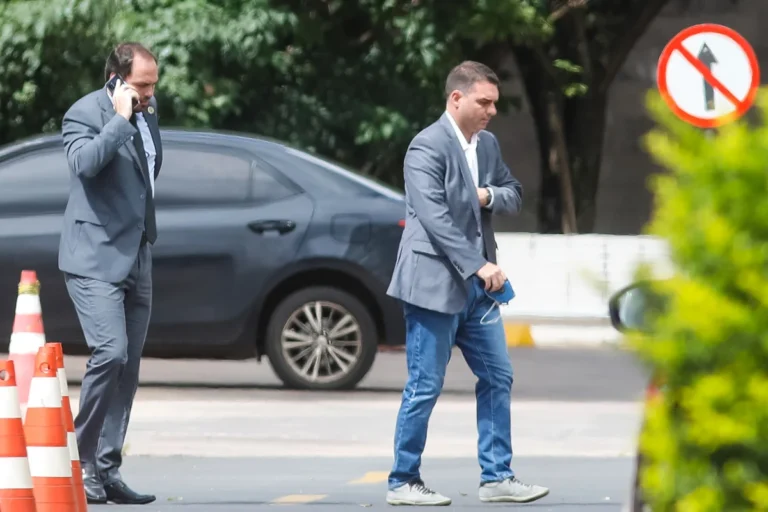 Visitas de Flávio e Carlos a Bolsonaro: pedido de autorização