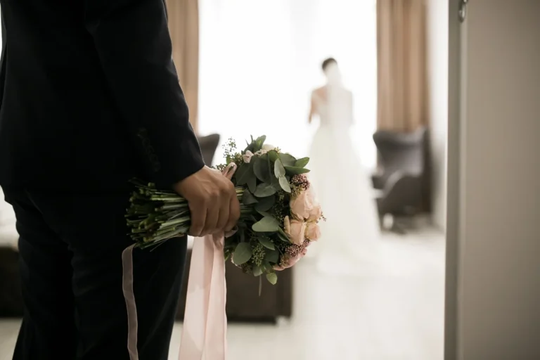 Golpe do casamento: mulher é presa após fraudes com noivos