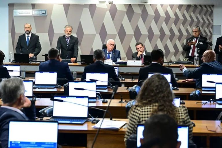 CCJ do Senado aprova PL da dosimetria e gera repercussão política