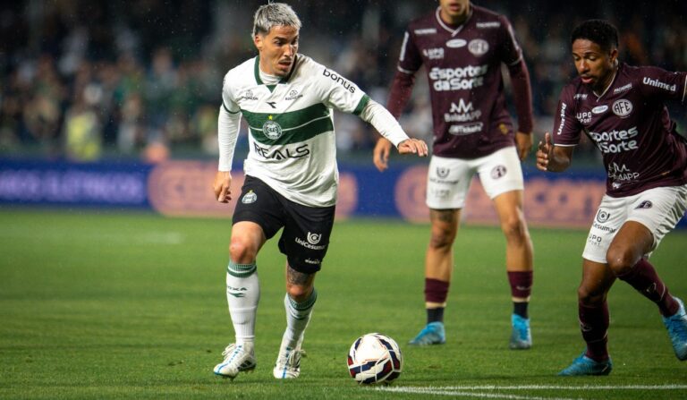 Josué ainda indefinido no Coritiba: o futuro do meia em 2026