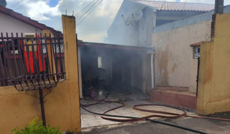 Incêndio em Araucária: criança de 5 anos causa destruição da casa