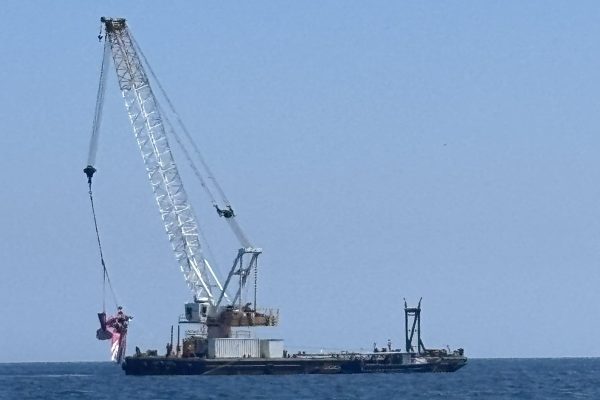 Avião que caiu em Copacabana é retirado do mar em 28/12