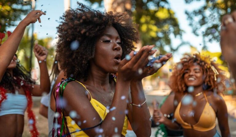 Carnaval 2026: descubra a data e como planejar seu feriado
