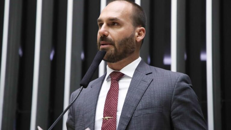 Eduardo Bolsonaro afirma que 'valeu a pena' ficar nos EUA
