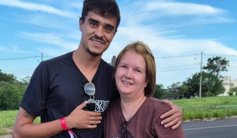 Fã viraliza ao posar com Elize Matsunaga em Franca