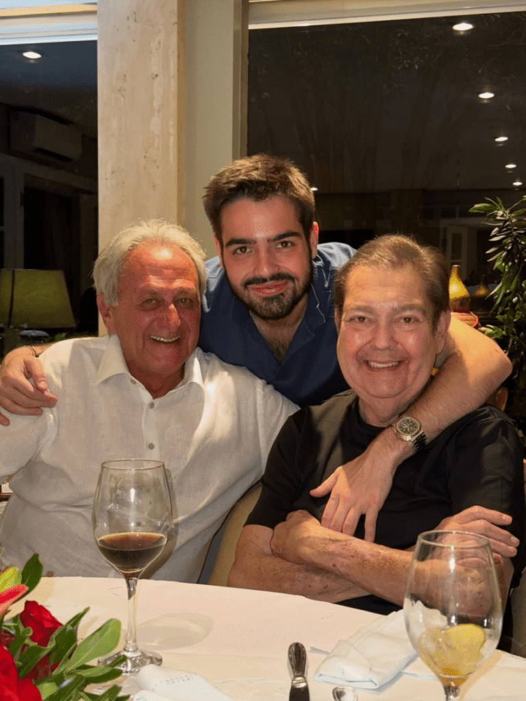 Faustão celebra Natal com a família em foto rara e especial