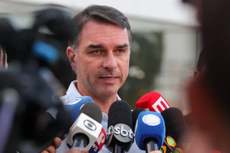 Flávio Bolsonaro afirma que carta do pai confirma candidatura