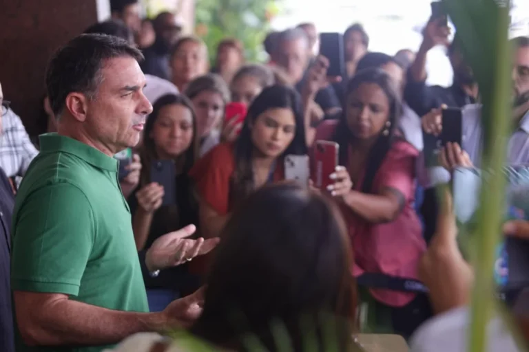 Flávio Bolsonaro lerá carta de Natal de Jair antes da cirurgia