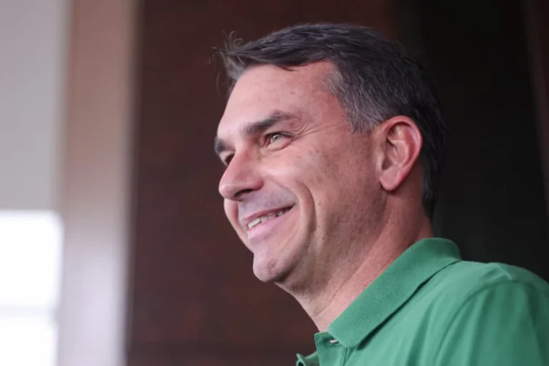 Rejeição a Flávio Bolsonaro após apoio de Jair: 62% não votariam