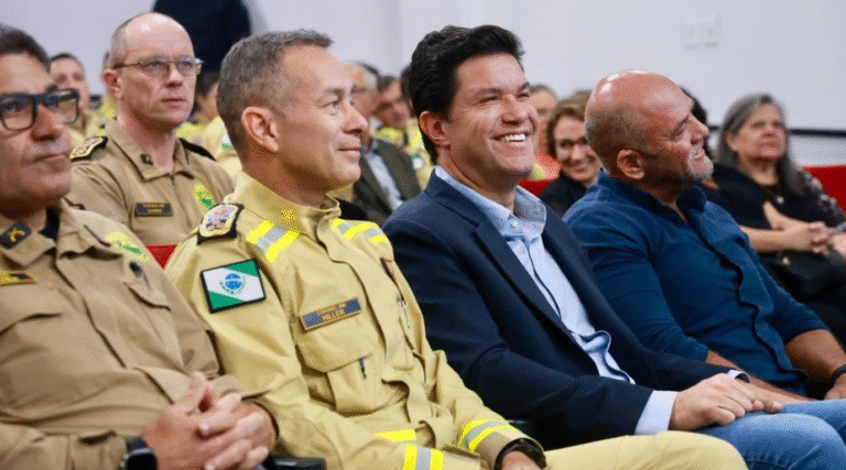 Homenagem ao secretário Guto Silva pelo Corpo de Bombeiros
