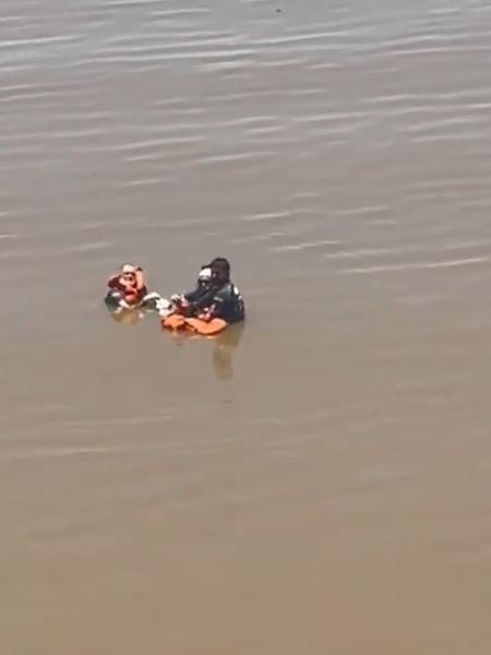 Resgate de família à deriva no rio Paraná após naufrágio