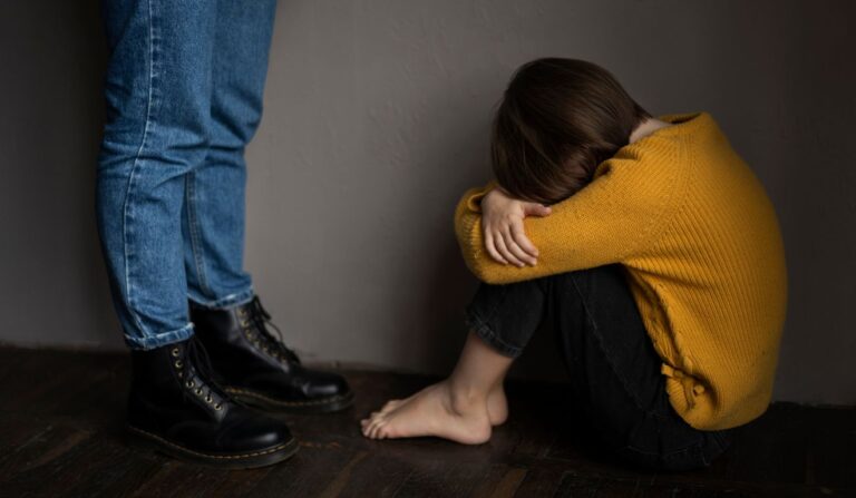 Homem é preso por queimar adolescente com quem teve duas filhas