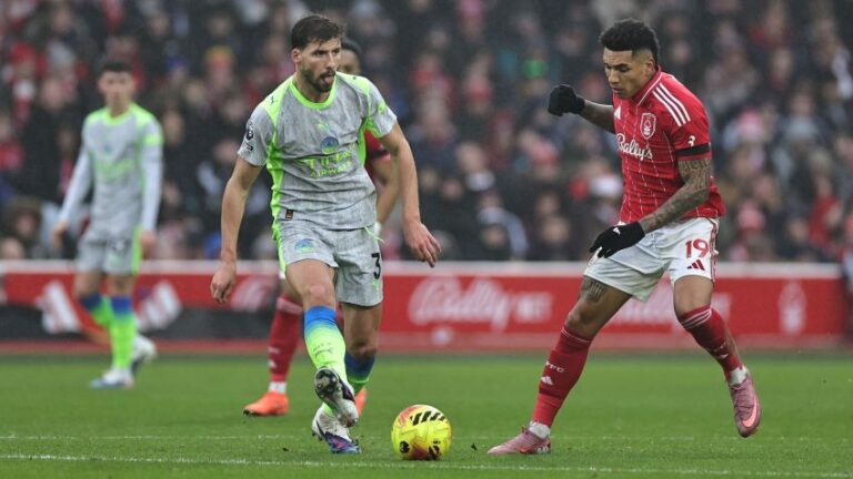 Manchester City vence Nottingham Forest e se mantém na liderança