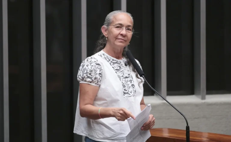Heloísa Helena assume na Câmara e critica governo Lula