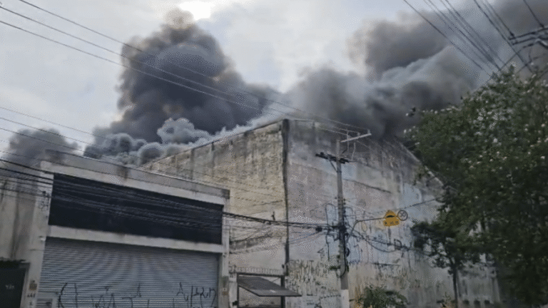 Incêndio atinge galpão comercial na Mooca, em São Paulo