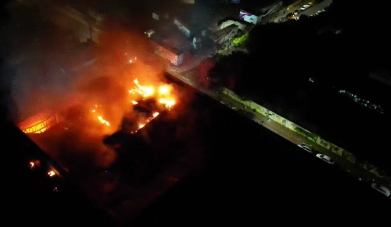 Incêndio destrói supermercado em Cambé e mobiliza bombeiros