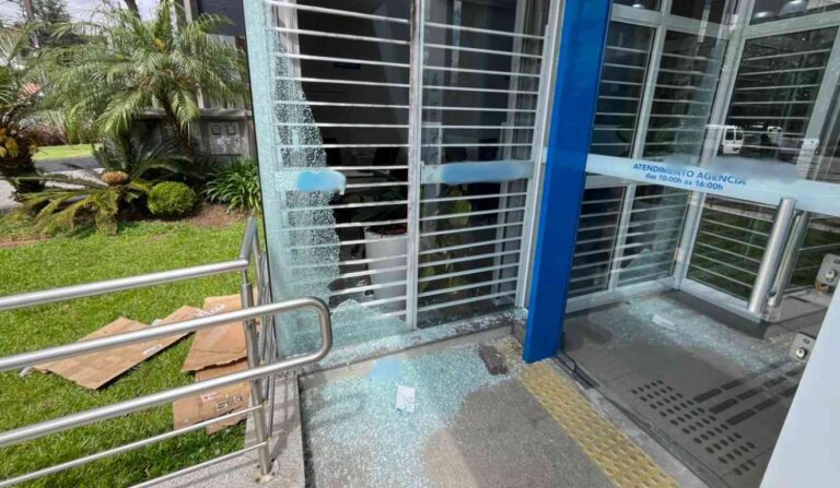 Assalto a banco em Curitiba: dupla usa pedras para invadir