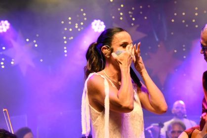 Ivete Sangalo se emociona ao cantar música romântica após separação