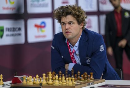 Magnus Carlsen demonstra fúria e afasta câmera no Mundial de Xadrez
