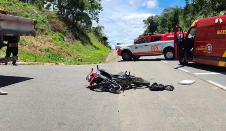 Motociclista de 21 anos sofre graves ferimentos em acidente com caminhão