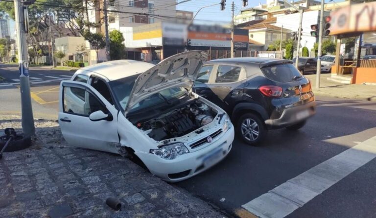 Motorista provoca acidente ao trafegar na contramão em Curitiba