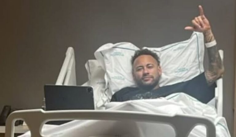 Neymar se recupera de cirurgia no joelho e mira Copa do Mundo 2026