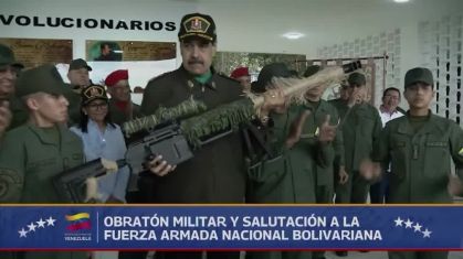 Maduro exalta guerrilheiros e recebe rifle em cerimônia militar