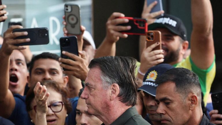 Bolsonaro inicia fisioterapia e troca medicação para soluços