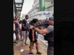 PM usa cassetete e arma contra ambulantes no Brás; assista ao vídeo