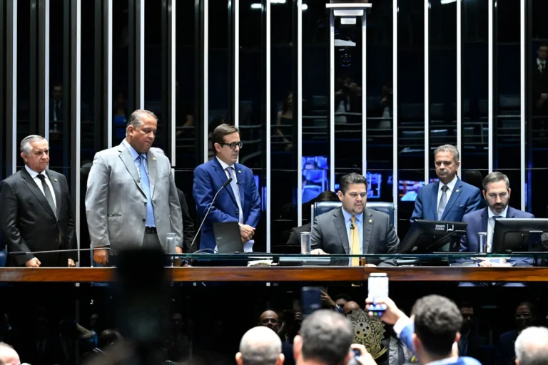 Suplente de Romário toma posse com apoio de Valdemar e Carlos Bolsonaro