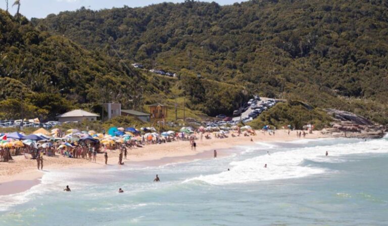Balneário Camboriú proíbe nudismo na Praia do Pinho em 2025