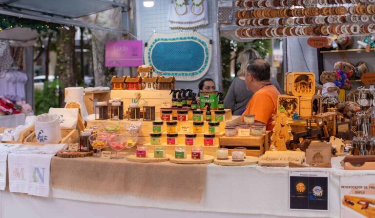 Presentes natalinos diversos na Feira de Natal de Curitiba