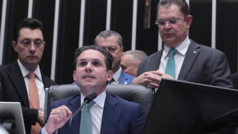 Cenário político conturbado: Hugo Motta enfrenta pressão para cassar Zambelli