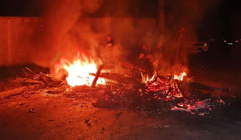 Moradores de Quatro Barras protestam após três dias sem energia