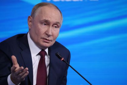 Putin apoia Trump em ação contra a BBC por manipulação