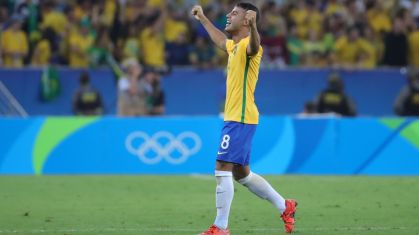 Rafinha anuncia aposentadoria aos 32 anos após carreira de sucesso