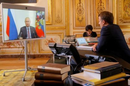 Putin abre possibilidade de diálogo com Macron em 2025
