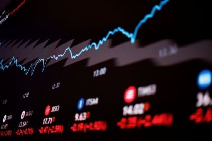 Ibovespa em queda e dólar em alta: cenários econômicos em 2025
