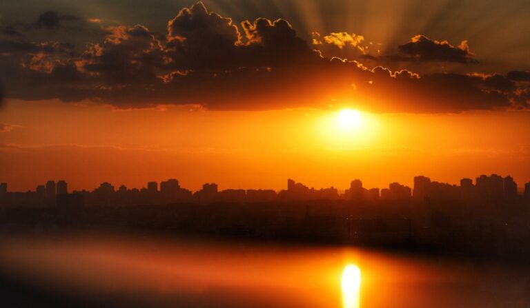 Calor intenso em Curitiba: temperatura atinge quase 33°C