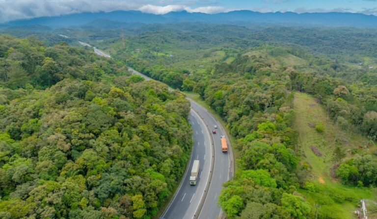Trânsito nas estradas do Paraná apresenta fluxo normal na véspera de Natal