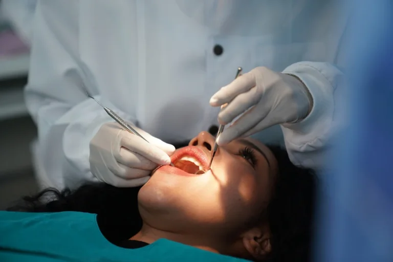 Indenização de R$ 15 mil para cabeleireira por extração indevida de dentes