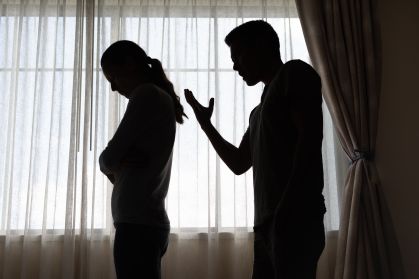 Homem preso por violência e cárcere privado contra namorada grávida